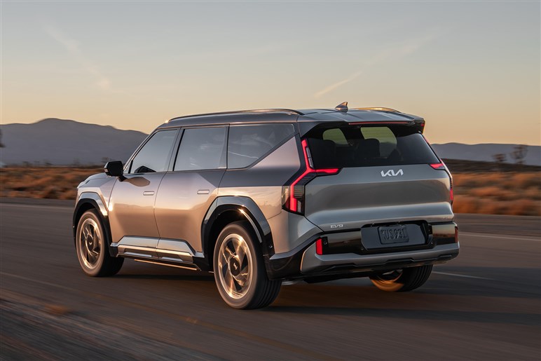 【名車ステージアを思い出した!?】ヒョンデの“デジタル感強め”な頂点SUV「アイオニック9」登場