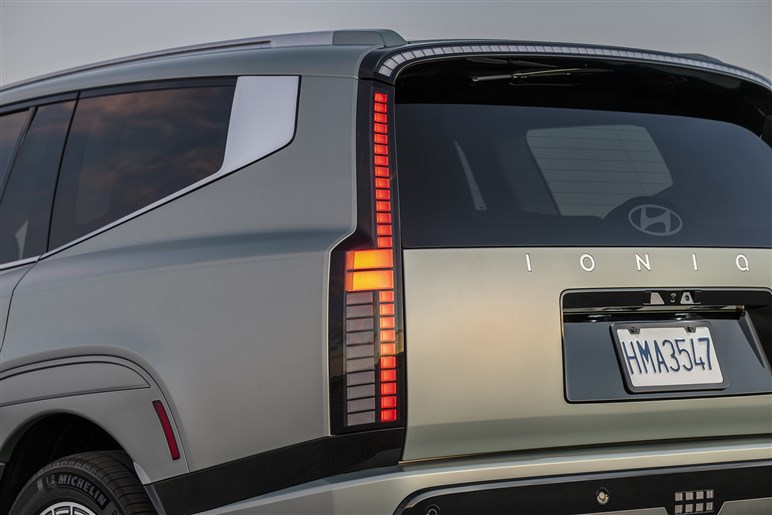 【名車ステージアを思い出した!?】ヒョンデの“デジタル感強め”な頂点SUV「アイオニック9」登場