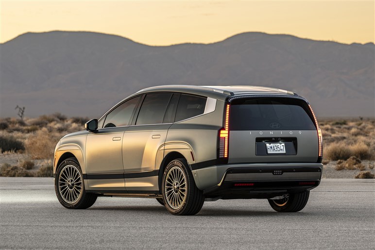 【名車ステージアを思い出した!?】ヒョンデの“デジタル感強め”な頂点SUV「アイオニック9」登場