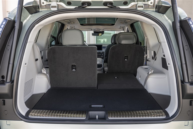 【名車ステージアを思い出した!?】ヒョンデの“デジタル感強め”な頂点SUV「アイオニック9」登場