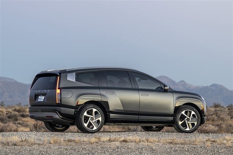 【名車ステージアを思い出した!?】ヒョンデの“デジタル感強め”な頂点SUV「アイオニック9」登場