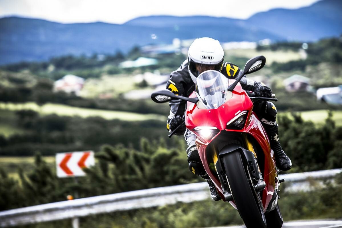 お値段”300万円超”のバイクはナニがスゴい？ MotoGPマシンに最も近い「パニガーレV4」でいざ箱根へ。