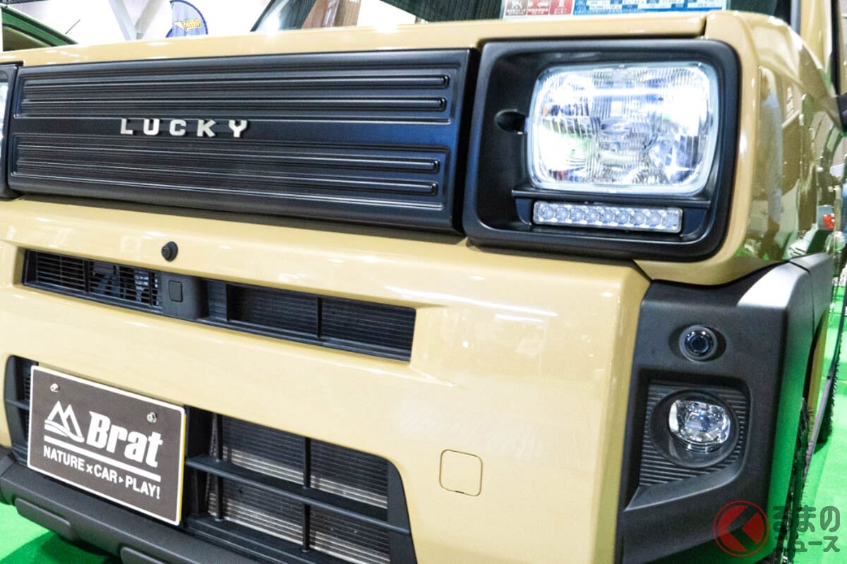レトロ顔のダイハツ「タフト」公開！ “軽”ロッキーな旧車デザインの「5ドア軽SUV」！約225万円の「Brat仕様」とは