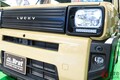 レトロ顔のダイハツ「タフト」公開！ “軽”ロッキーな旧車デザインの「5ドア軽SUV」！約225万円の「Brat仕様」とは