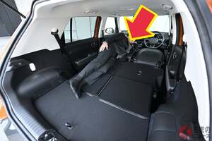 新型「コンパクトSUV」がスゴイ！ 全長3.8mの“ちょうどいいボディ”に「メーカー初の機能」採用！ フラットな「めちゃ広ッ室内空間」で“大人2人寝られる”ヒョンデ「インスター」とは？