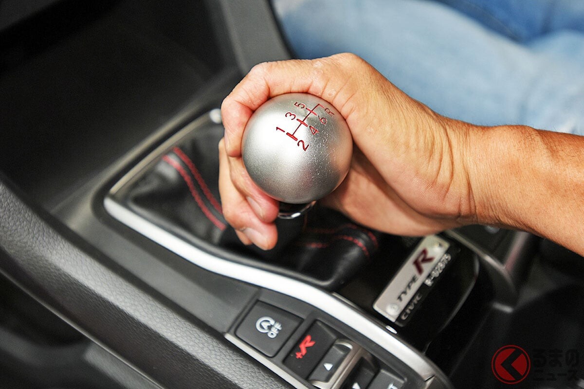 久しぶりのマニュアル車の運転で「エンスト」怖い！ 坂道・渋滞でスムーズに発進する方法とは？ 最近のMTに搭載される“エンストさせない機能”がスゴい！