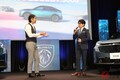 「安東弘樹アナウンサー」が「愛車の高級車」を告白！ 「塊感が気に入ってます」という“斬新デザイン”のコンパクトカーとは？ 「新型フラッグシップSUV」の発表会で“プジョー愛”を語る！
