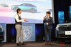 「安東弘樹アナウンサー」が「愛車の高級車」を告白！ 「塊感が気に入ってます」という“斬新デザイン”のコンパクトカーとは？ 「新型フラッグシップSUV」の発表会で“プジョー愛”を語る！
