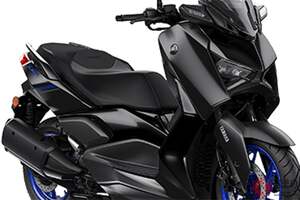 「X」をモチーフにしたヤマハの「新スクーター」登場！ 「MAX」シリーズの血統を継ぐ「XMAX」2026年モデルをインドネシアで発表 2グレード、4色のカラーリングを展開