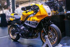 往年の“インターカラー”を思わせる「XSR900GP」用外装キットも展示！ 電動車でも水素バイクでも“走りの楽しさ”を追求する「ヤマハの未来型バイク」とは