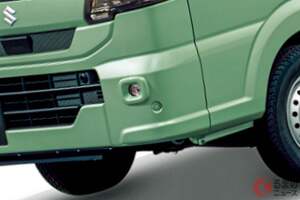 スズキ新型「“軽”トラック」発表！ “12年ぶり大刷新”で「新顔」採用！「“ワル顔”でカッコいい」キャリイが販売店でも話題に