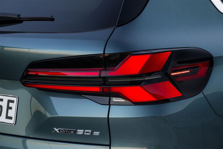 BMW 新型「X5／X5M」発売。約100km走れるPHEV登場、1260から