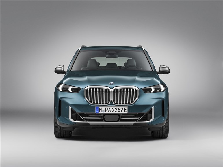 BMW 新型「X5／X5M」発売。約100km走れるPHEV登場、1260万円から