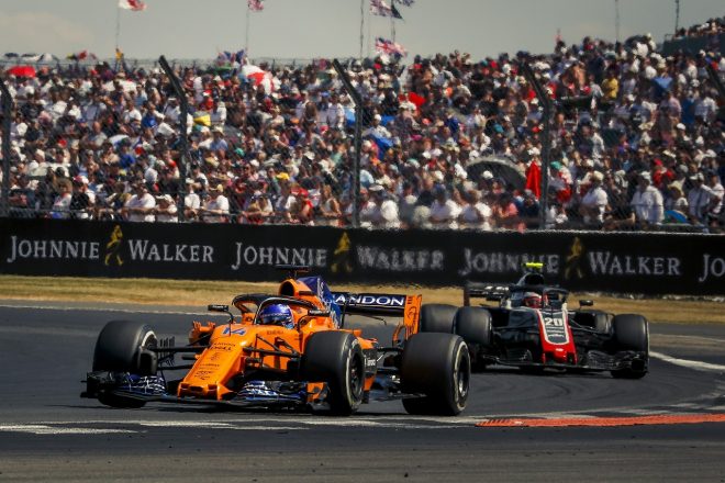 アロンソ8位「マグヌッセンにペナルティが出ないから、自力で抜くしかなかった」：F1イギリスGP日曜