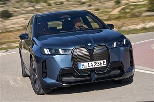 世界を驚かせた“オラオラ顔”が少しマイルドに。BMWの新世代BEV「iX」は改良でどうなった？