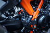 ［15秒でわかる］KTM『990デューク R』2025年モデル…車両重量190kgで130psを発揮