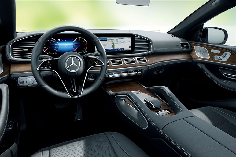 メルセデス「GLE」にお手頃価格の「スポーツコア」追加。装備変更でエントリーグレードは121万円引きに