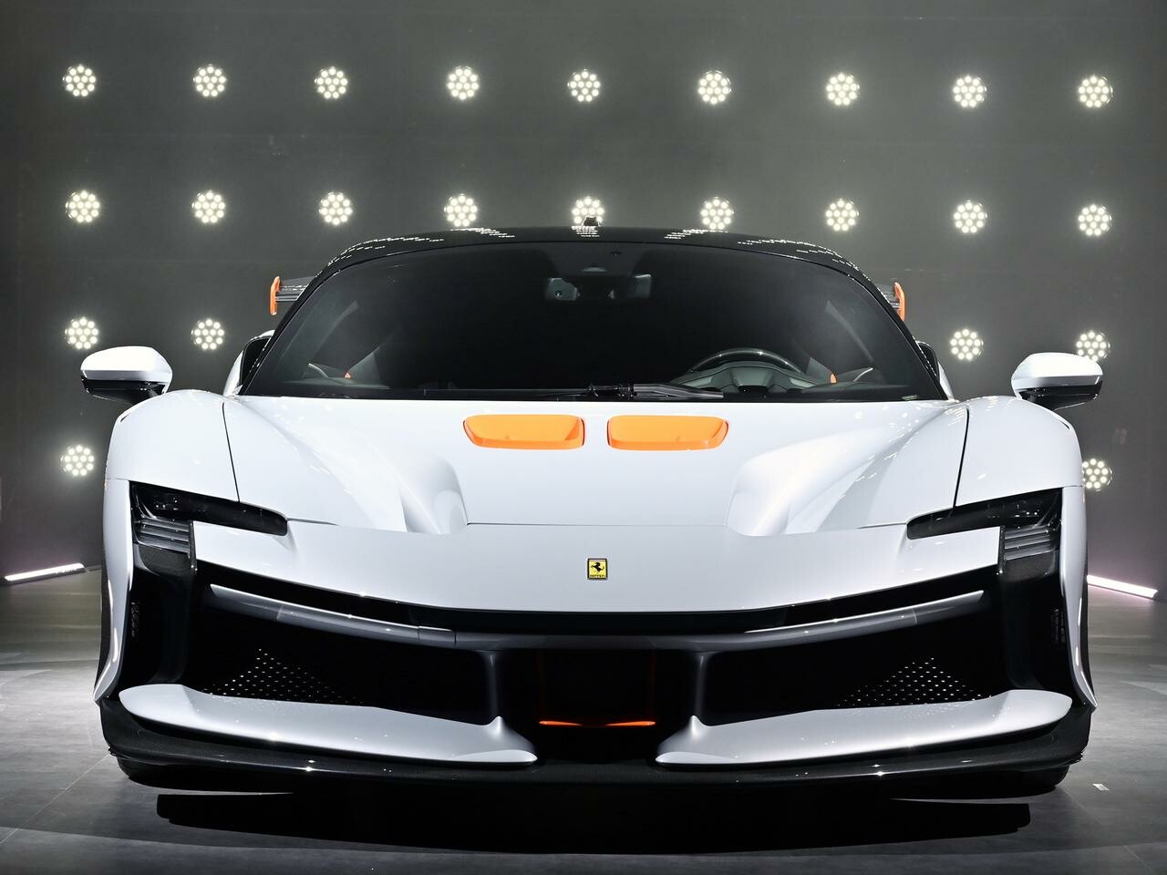 【動画】約1億円。フェラーリ SF90XX ストラダーレは公道も走れるレーシングPHEV。世界限定799台のスペシャルモデル