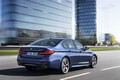 BMW 5シリーズがマイチェンでスッキリ顔に。マイルドHVや先進安全装備を充実