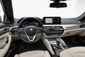 BMW 5シリーズがマイチェンでスッキリ顔に。マイルドHVや先進安全装備を充実