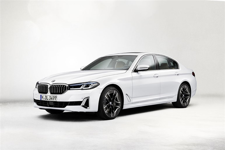 Bmw 5シリーズがマイチェンでスッキリ顔に マイルドhvや先進安全装備を充実 Carview 自動車情報サイト 新車 中古車 Carview
