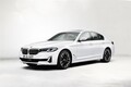 BMW 5シリーズがマイチェンでスッキリ顔に。マイルドHVや先進安全装備を充実