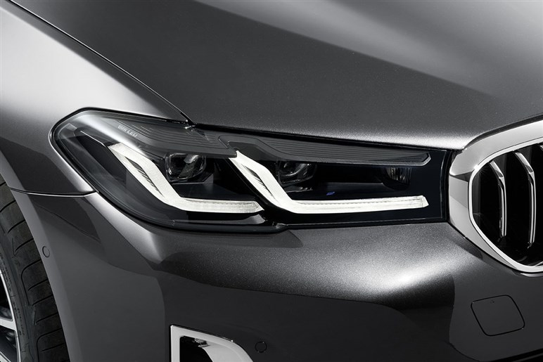 BMW 5シリーズがマイチェンでスッキリ顔に。マイルドHVや先進安全装備を充実