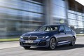 BMW 5シリーズがマイチェンでスッキリ顔に。マイルドHVや先進安全装備を充実