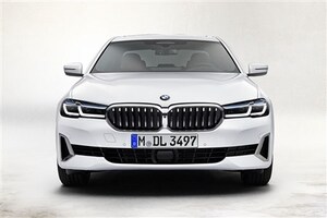 BMW 5シリーズがマイチェンでスッキリ顔に。マイルドHVや先進安全装備を充実