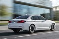 BMW 5シリーズがマイチェンでスッキリ顔に。マイルドHVや先進安全装備を充実