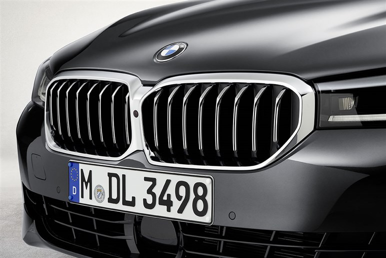 BMW 5シリーズがマイチェンでスッキリ顔に。マイルドHVや先進安全装備を充実