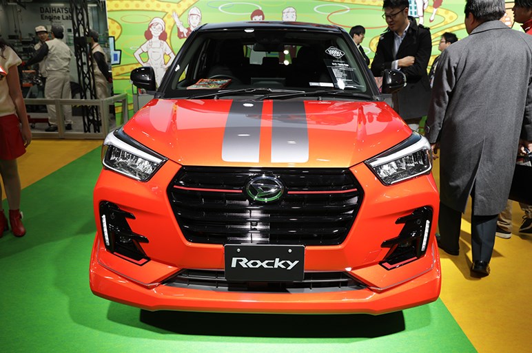 大人気のコンパクトSUV、ダイハツ ロッキーのスポーティスタイルは赤がキモ - 東京オートサロン