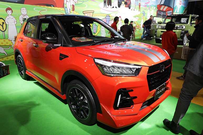 大人気のコンパクトSUV、ダイハツ ロッキーのスポーティスタイルは赤がキモ - 東京オートサロン