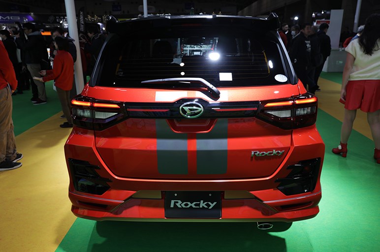 大人気のコンパクトSUV、ダイハツ ロッキーのスポーティスタイルは赤がキモ - 東京オートサロン