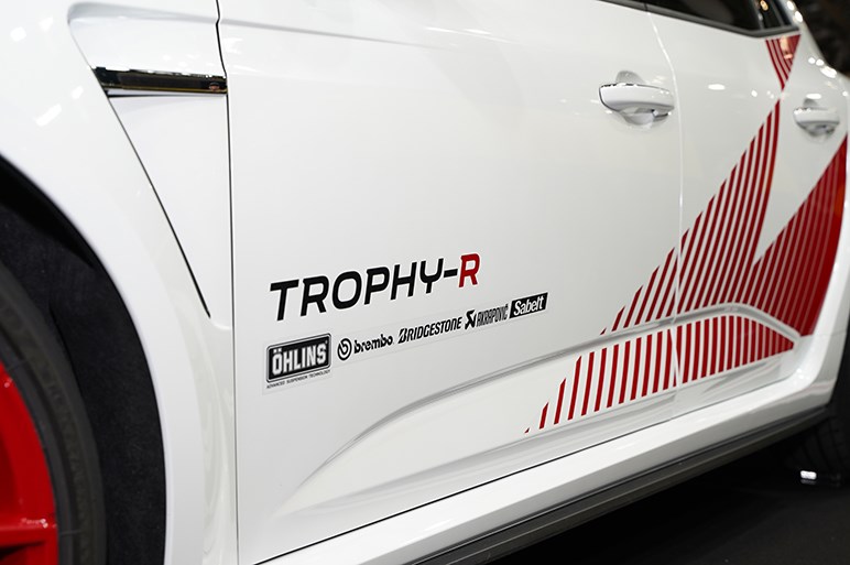 ニュルの量産FF車最速タイムを記録したルノー メガーヌ R.S. トロフィーRを初披露 - 東京オートサロン