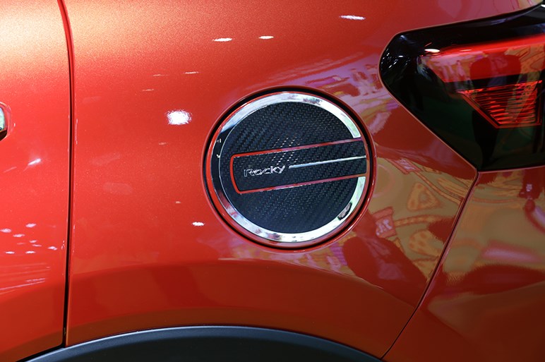 大人気のコンパクトSUV、ダイハツ ロッキーのスポーティスタイルは赤がキモ - 東京オートサロン