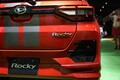 大人気のコンパクトSUV、ダイハツ ロッキーのスポーティスタイルは赤がキモ - 東京オートサロン
