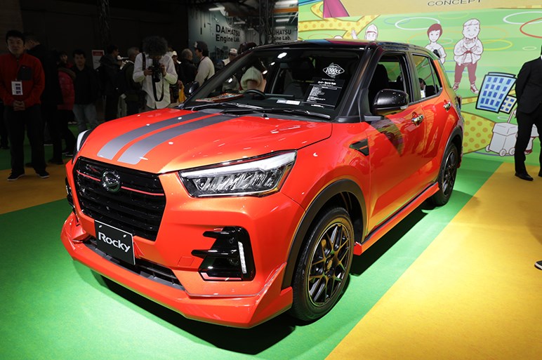 大人気のコンパクトSUV、ダイハツ ロッキーのスポーティスタイルは赤がキモ - 東京オートサロン