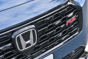 ローダウンサスがイイね！ ホンダの人気コンパクトSUV「ヴェゼル」に追加されたスポーティグレード「RS」に注目 販売店に寄せられる反響とは
