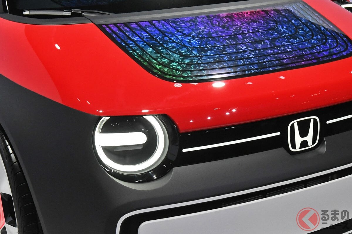 ホンダの名車「シティ」復活!? 丸目ライト×“カクカク”コンパクトボディで「めちゃ小さいバイク」も収納できる？ 23年公開した「サステナCコンセプト」市販化に現実味