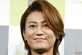 氷川きよしが”愛車”の「赤い“高級外車”!?」公開！ 「車は一生、赤が良い」人気演歌歌手はどんなクルマに乗ってる？