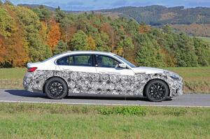 【実用的な電動セダン】BMW 3シリーズ　EVプロトタイプを発見　iX3のパワートレイン採用か