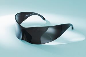 モード色全開でつけ心地も抜群なバレンシア──夏がくる前に押さえておくべき、2025年のサングラス&アイウェア