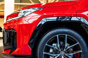 約800万円も!? トヨタ新型「“5人乗り”SUV」公開に反響殺到！ 300馬力超え「パワトレ」にスポーティな「GRS」もアリ！ 伊国で登場した「RAV4」の「デザインがいい！」と話題に