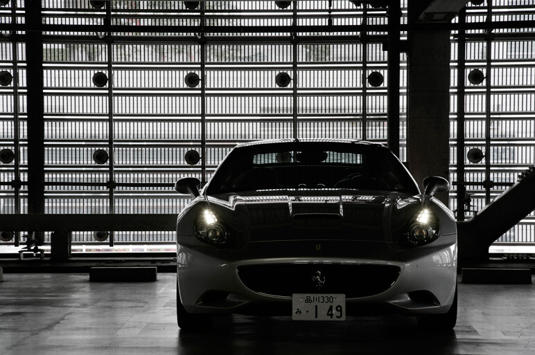 フェラーリ カリフォルニア　夜の湾岸を駆ける