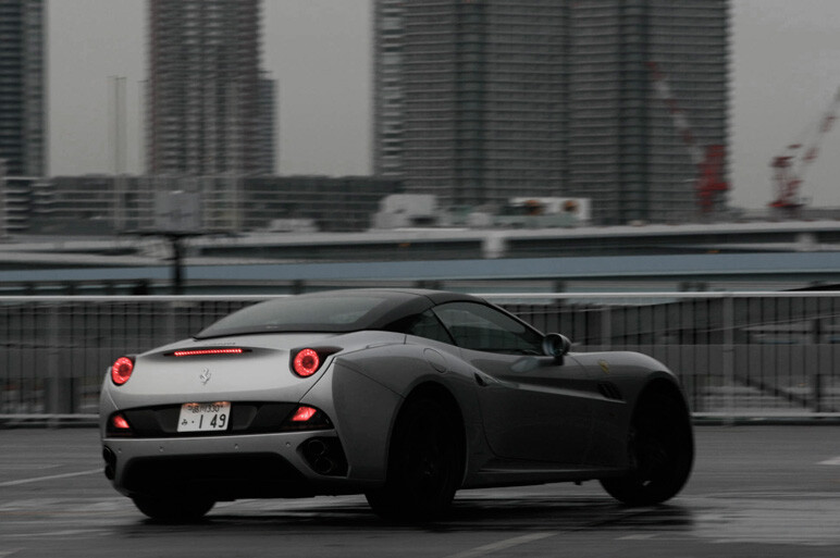 フェラーリ カリフォルニア　夜の湾岸を駆ける