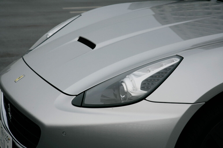 フェラーリ カリフォルニア　夜の湾岸を駆ける