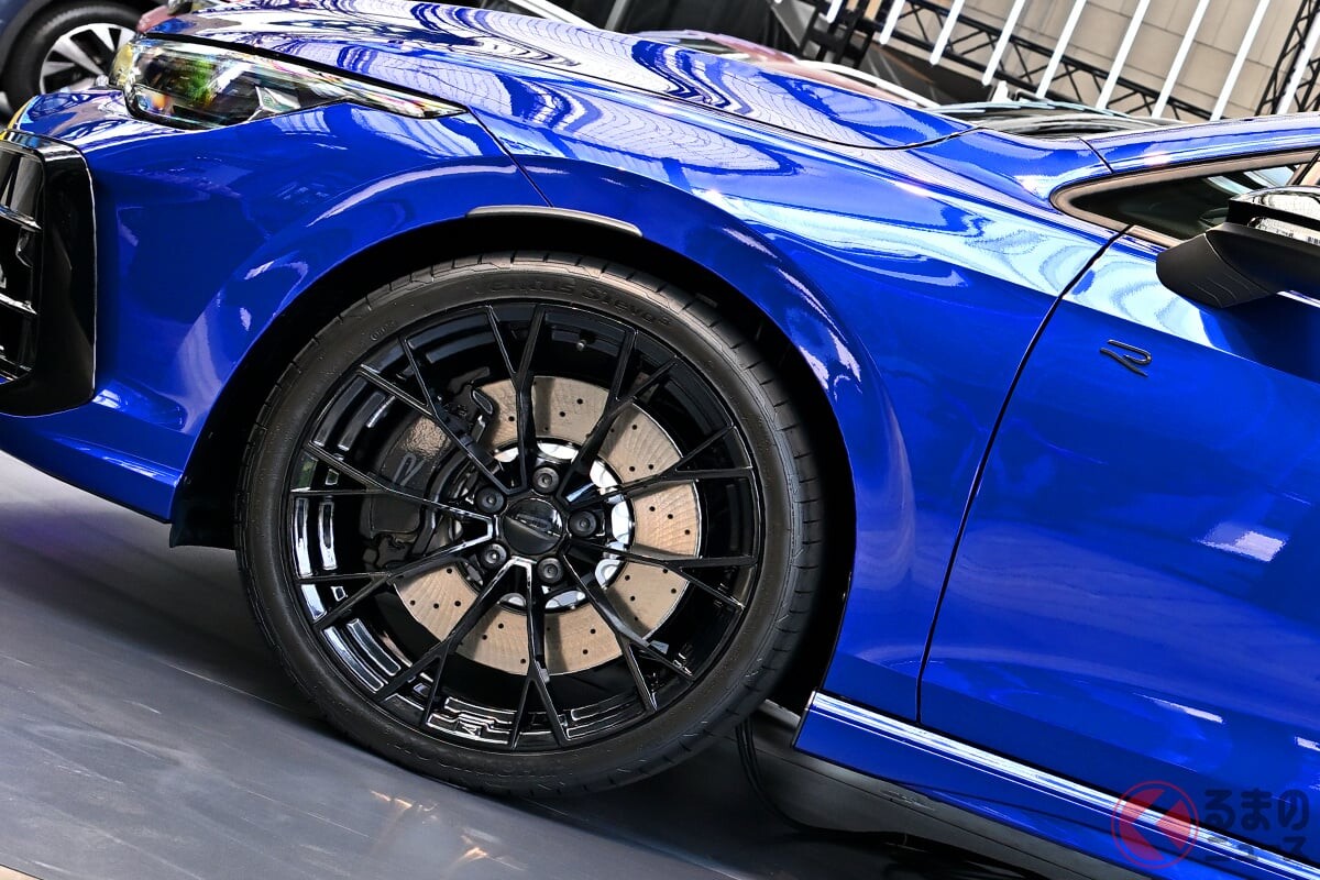 2リッターエンジンで「330馬力超え」！ 全長4.3m“ちょうどいいボディ”の新「コンパクトカー」日本初公開！ “専用装備”もり沢山な史上最速の「ブラック仕様」！ VW新「ゴルフR」登場！