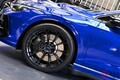 2リッターエンジンで「330馬力超え」！ 全長4.3m“ちょうどいいボディ”の新「コンパクトカー」日本初公開！ “専用装備”もり沢山な史上最速の「ブラック仕様」！ VW新「ゴルフR」登場！