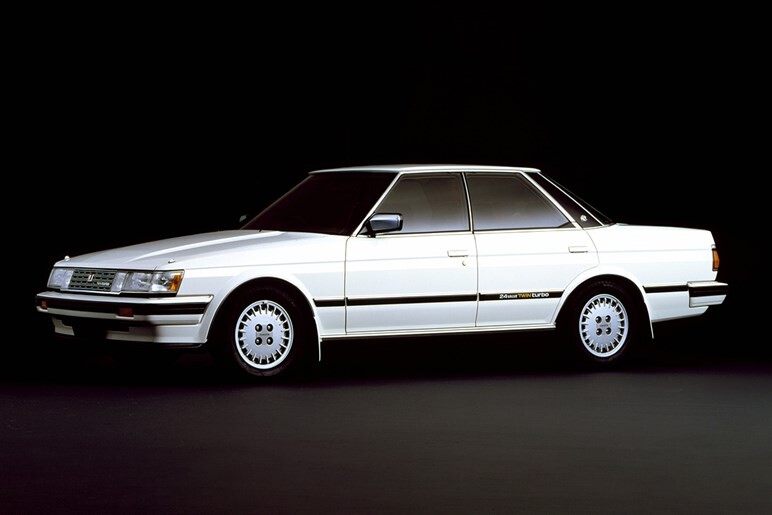 「アルファード」で完成した“日本的高級車”の原点のような存在。名車「マークII」はどんなクルマ？